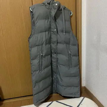 후드 부착 그레이 롱 다운 베스트