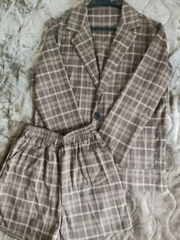 브라운 계열 체크 무늬 셋업