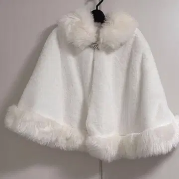 화이트 퍼 달린 케이프 판초