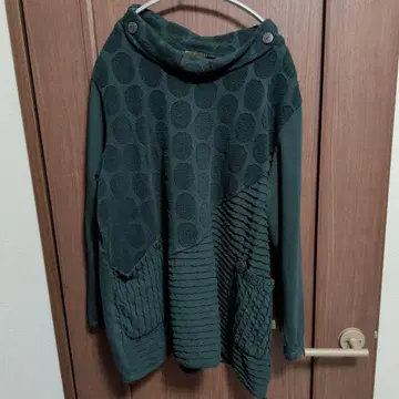 유민. 도트 무늬. 이소재 도킹. 귀여운 튜닉.