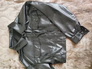 블랙 합성 피혁 버튼 디테일 미니 기장 자켓