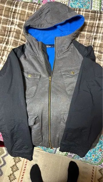 후드 부착 그레이 블랙 자켓