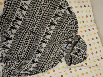 플리스 후드 부착 판초 블랙 앤 화이트 기하학 패턴