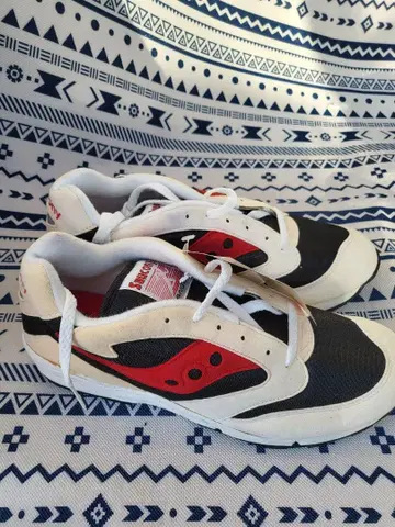 Saucony 스니커즈 화이트/블랙/레드