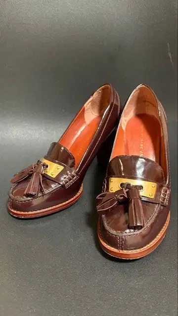 [새상품급] MARC JACOBS 23cm 펌프스 브라운 가죽 태슬