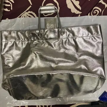 메탈릭 실버 토트백