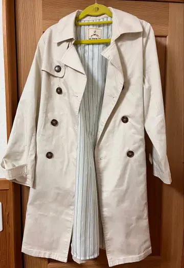 화이트 트렌치코트 허리 벨트 포함