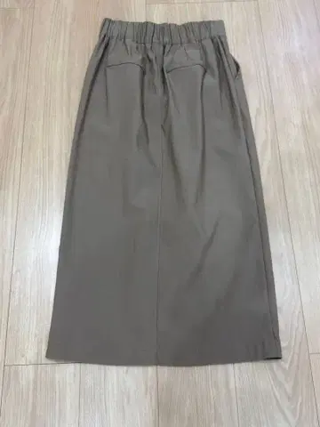 브라운 타이트 스커트 슬릿 포함