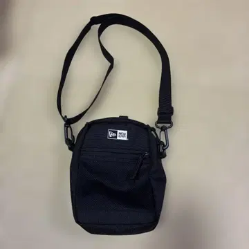 NEW ERA 블랙 숄더백