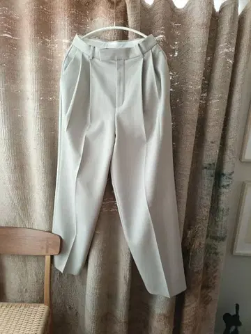 90퍼센트 할인 에스트네이션 옐로우 그린이 섞인 그레이 플리츠 슬랙스