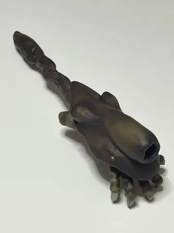 괴수 피규어 다크 브라운 촉수 디자인