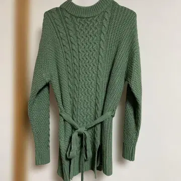 그린 케이블 니트 스웨터 허리 리본 슬릿 있음