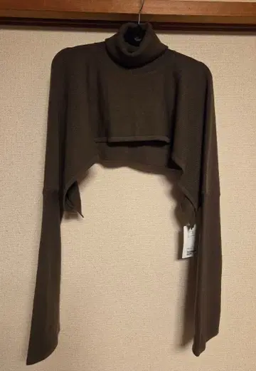 올리브색 숏 터틀넥