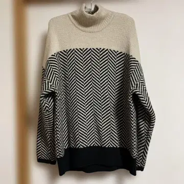 헤링본 무늬 터틀넥 니트