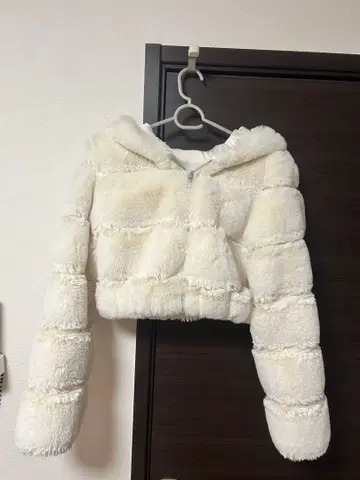 화이트 후드 부착 보아 자켓