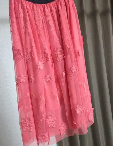 자수 장식 핑크 플레어 스커트