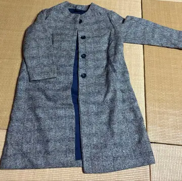 그레이 계열 버튼 달린 롱 코트