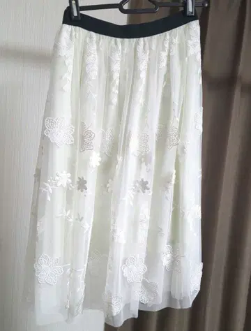 아이보리 자수 플레어 스커트
