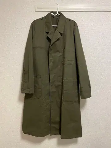 올리브색 트렌치코트