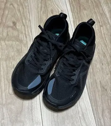 블랙 메쉬 스니커즈