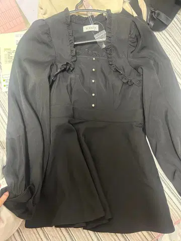 프릴 장식 블랙 긴팔 무릎 기장 원피스