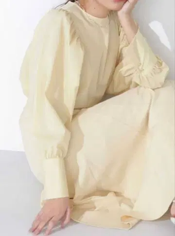 내추럴 뷰티 베이직 볼륨 슬리브 블라우스