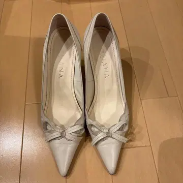 DIANA 화이트 리본 포함 펌프스