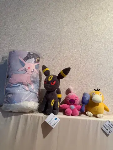 에브이 담요와 블래키 및 주변 인물들의 봉제 인형