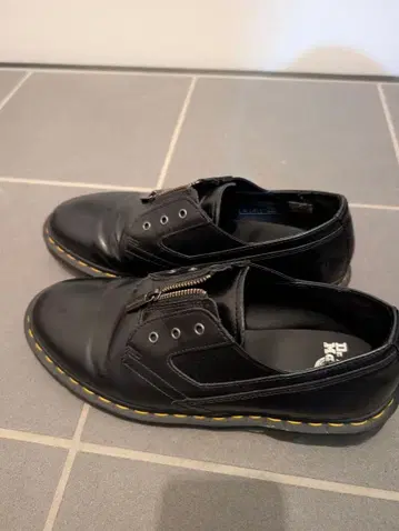 Dr. Martens 블랙 지퍼 스니커즈