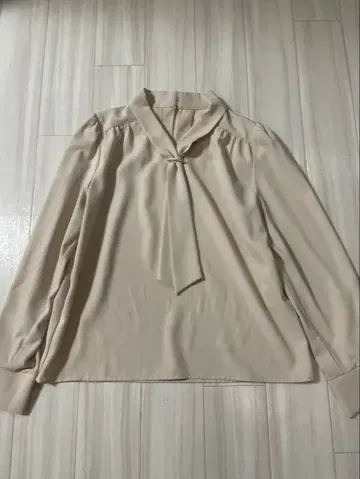 미슈마슈 보타이 펄 블라우스