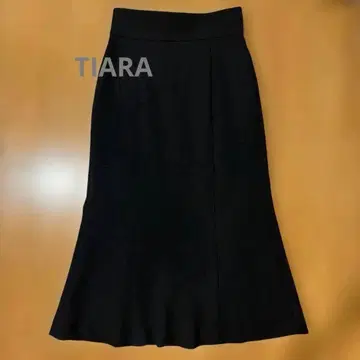 TIARA 블랙 플레어 스커트