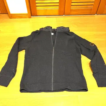 C.P. COMPANY 블랙 풀 집업 스웨터