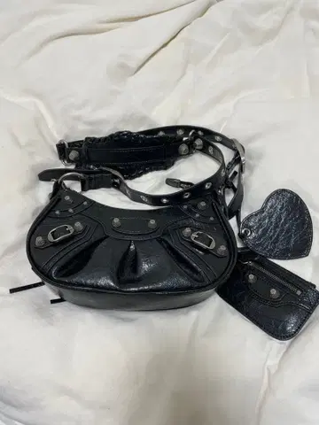 스터드 장식 블랙 숄더백