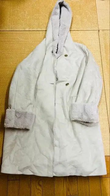 그레이 후드 부착 무스탕 코트 GU