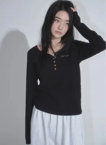 as'on 블랙 V넥 긴팔 상의 택 포함 새상품