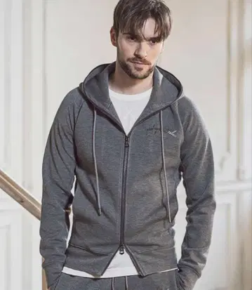 [ 1PIU1UGUALE3 RELAX ] 그라데이션 로고 지퍼 후드티