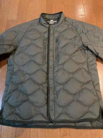 유니클로 화이트 마운티니어링 다운 자켓