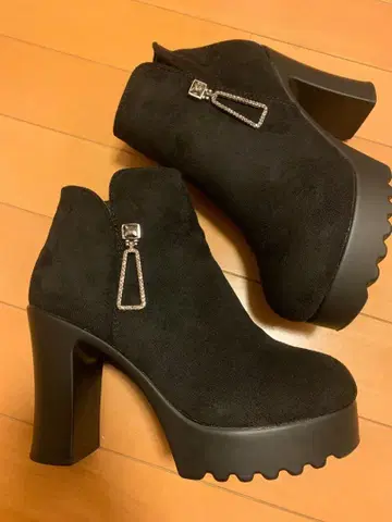 블랙 부티 하이힐