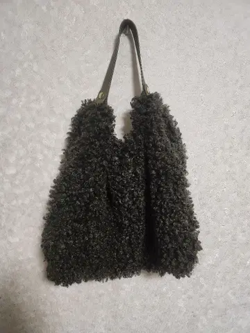 퍼 느낌 카키색 토트백