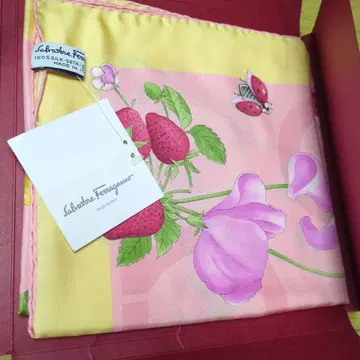 Salvatore Ferragamo 실크 스카프 꽃무늬 미사용 새상품