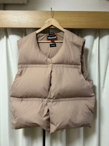 Marmot x Beams 베이지 다운 베스트 카니예