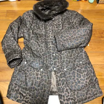 레오파드 무늬 퍼가 달린 퀼팅 자켓