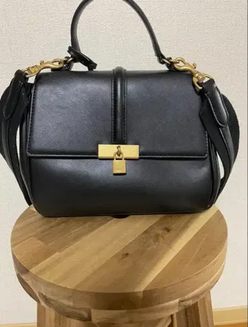 밀라 오웬 와이드 숄더 패드 락 핸드백