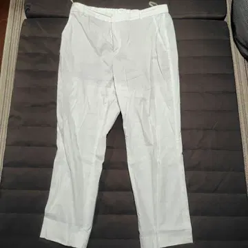 화이트 캐주얼 팬츠 백 포켓 부착