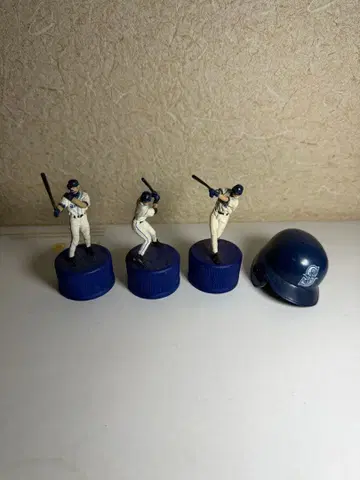 이치로 선수 피규어 3체 세트와 헬멧