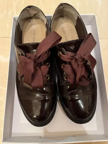 마제스틱 레곤 브라운 에나멜 리본 슈즈