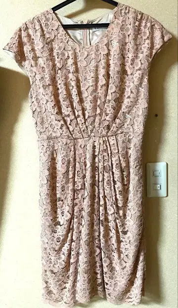 핑크 레이스 반팔 무릎 기장 원피스