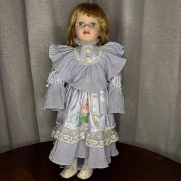 프릴 달린 드레스의 금발 인형