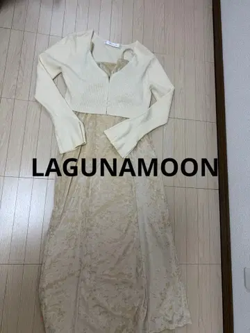 크림색 긴팔 스웨이드 소재 원피스