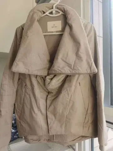 베이지색 아우터입니다.